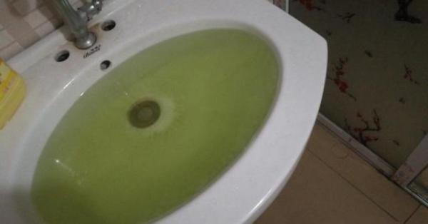 湖北某市水管流出绿色自来水