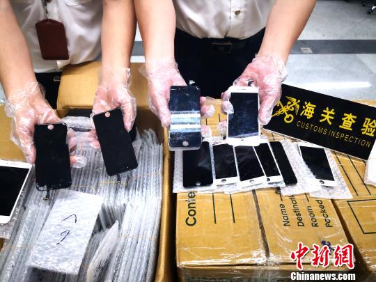 福州长乐机场海关查获废旧手机屏幕1695片